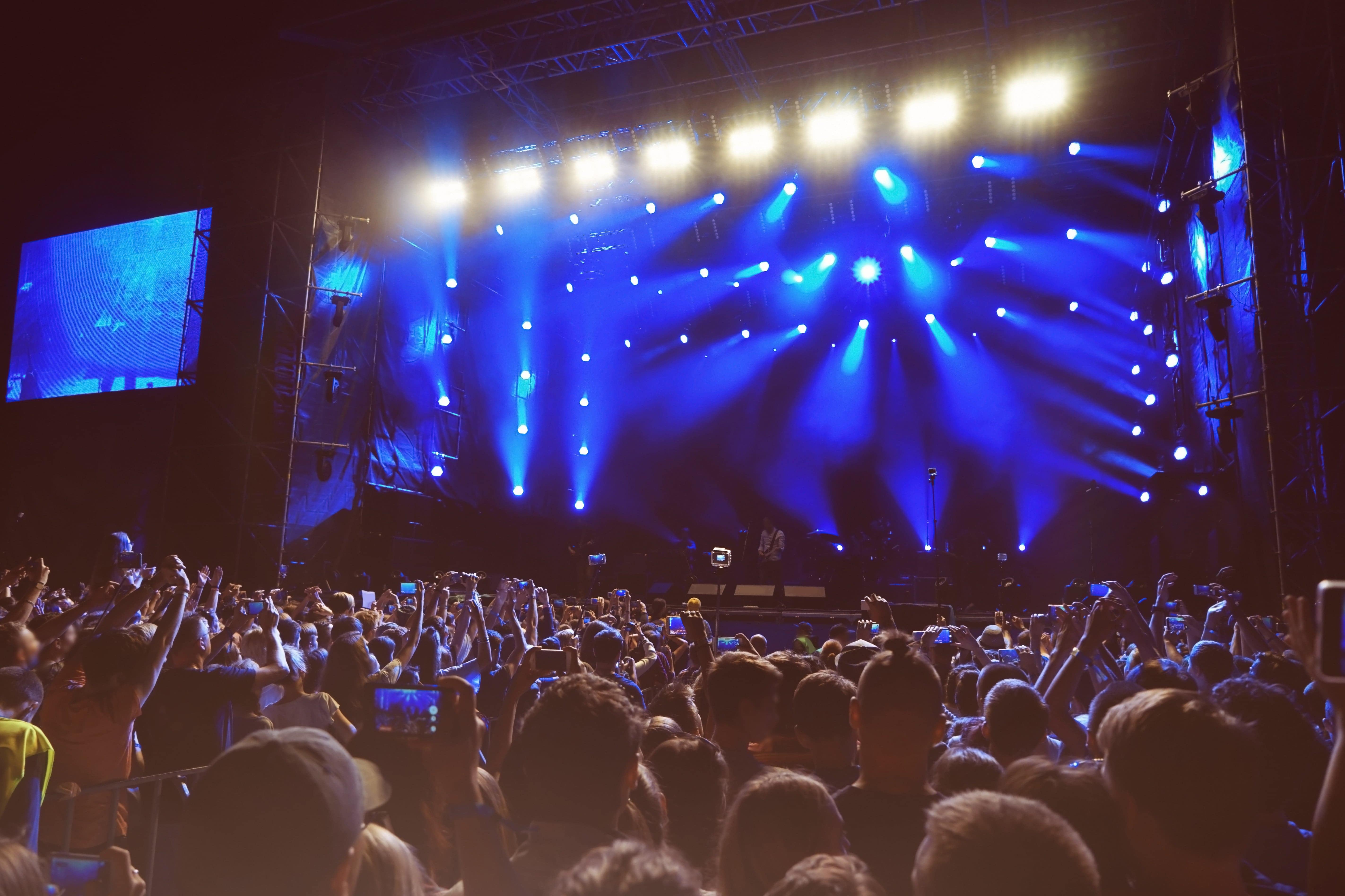 Você Sabia Que Grandes Eventos Usam Plataformas Elevatórias para Isso?